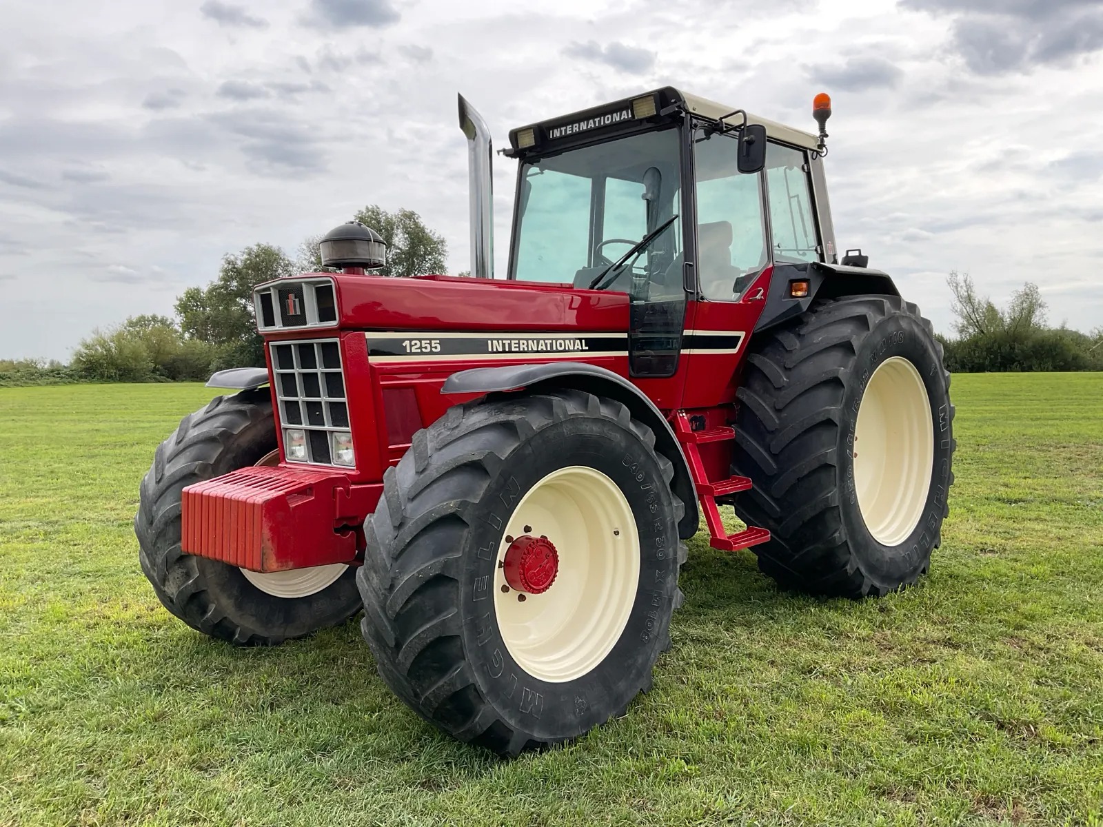 Case IH 1255 vue 1