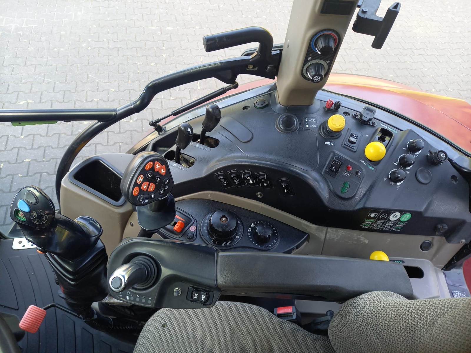 Farmall 105U vue 1